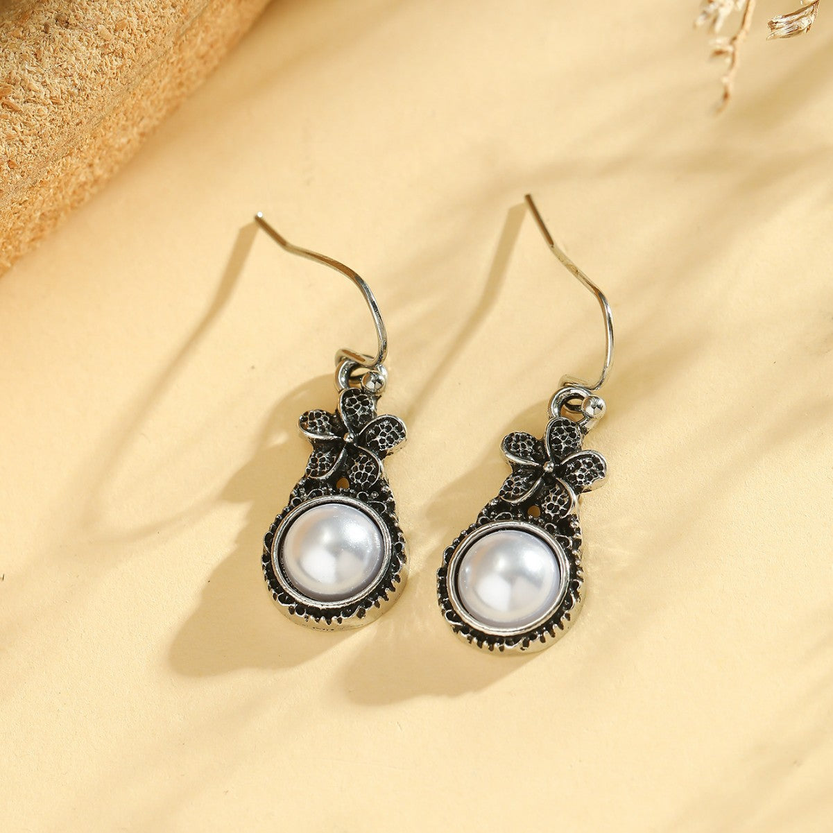 Wholesale Vintage silver-plated flower inlaid pearl earrings